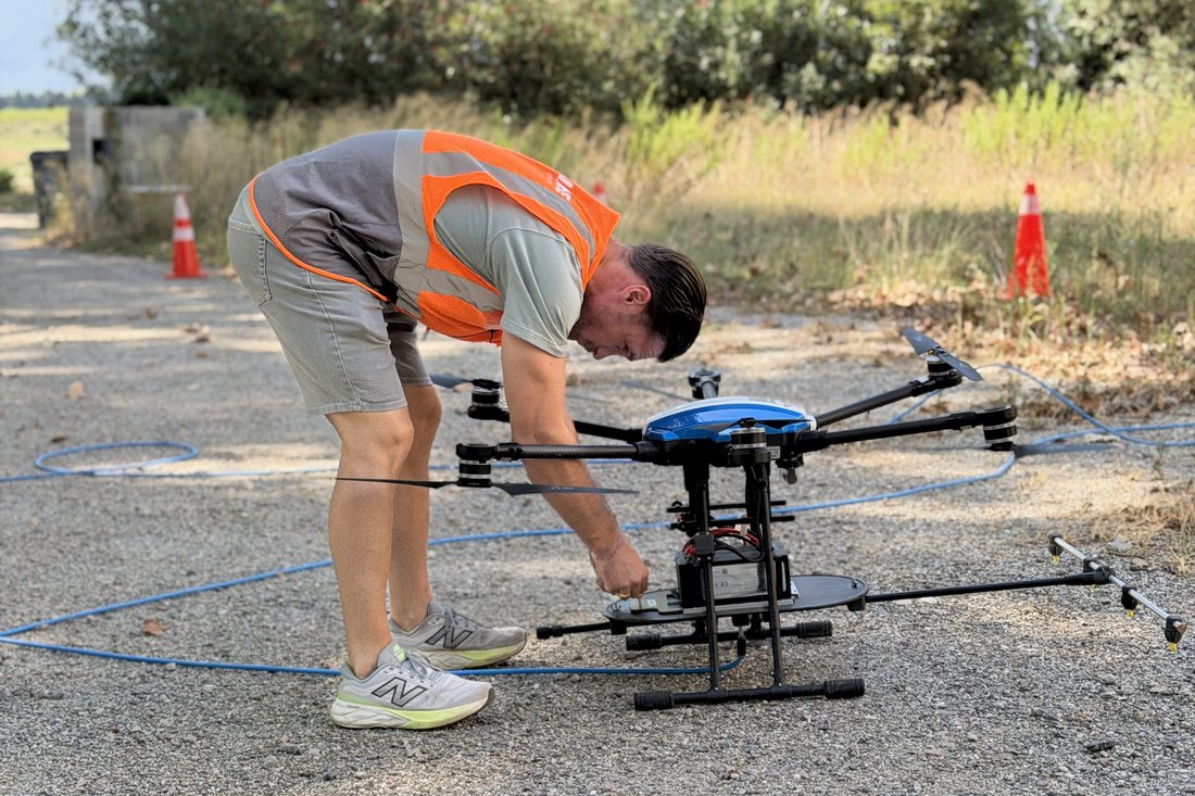 Technicien DroneSudXpert préparant le drone avant intervention